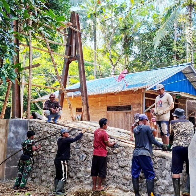Kemanunggalan TNI-Rakyat, Kabel Utama Jembatan Garuda Berhasil Diseberangkan Melintasi Sungai