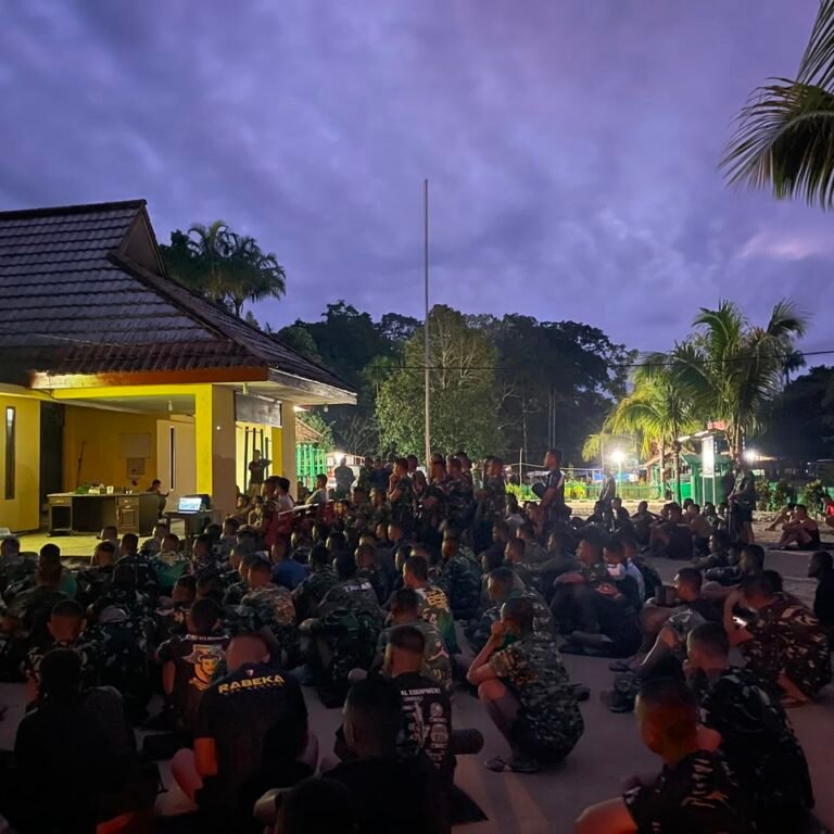 Prajurit Yonif TP 859/RBK dan Warga Kampung Aminweri Nikmati Nobar Piala Dunia Bersama