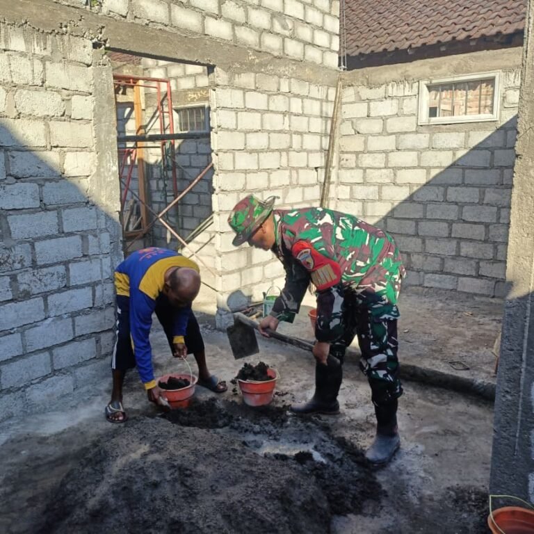 Babinsa Gandusari Gotong Royong Bangun MCK, Tingkatkan Sanitasi Warga Desa Tulungrejo