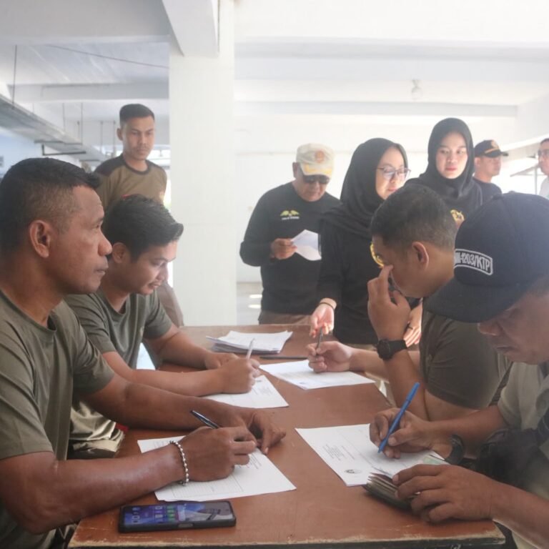Wujudkan Lingkungan Pasar Baru yang Bersih, Kasdim 1203/Ketapang Pimpin Aksi Gotong Royong Giat “ASRI”