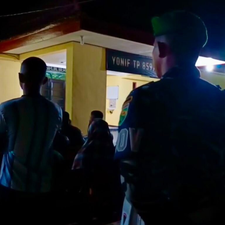 Kebersamaan TNI dan Warga Supiori Menguat dalam Nobar Piala Dunia Yonif TP 859/RBK