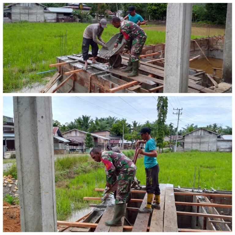 Bangun Kebersamaan, Babinsa Koramil Woyla Barat Bantu Warga Pasang Balok Dapur