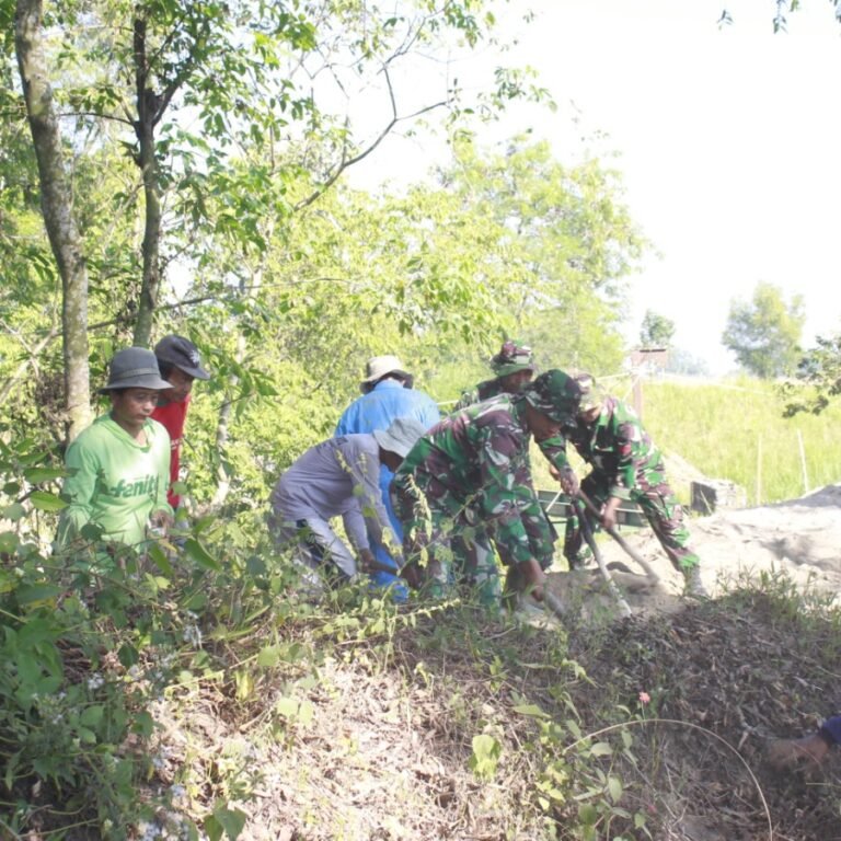 Akses Jalan Makin Nyaman, Babinsa dan Warga Rejosari Kompak Bersihkan Lingkungan