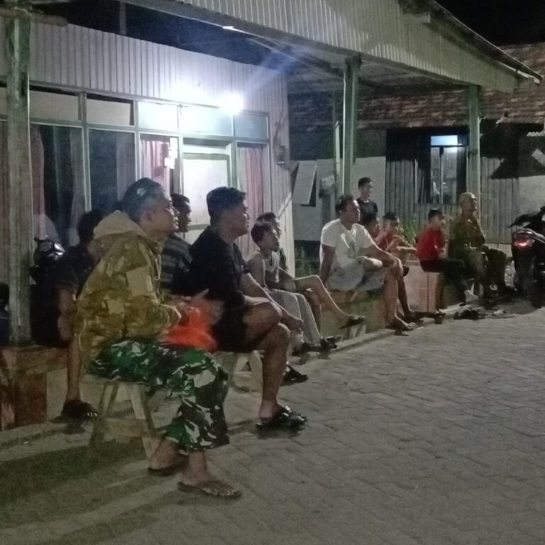 TNI dan Warga Kotabaru Nikmati Kebersamaan dalam Kegiatan Nobar Bola Gembira