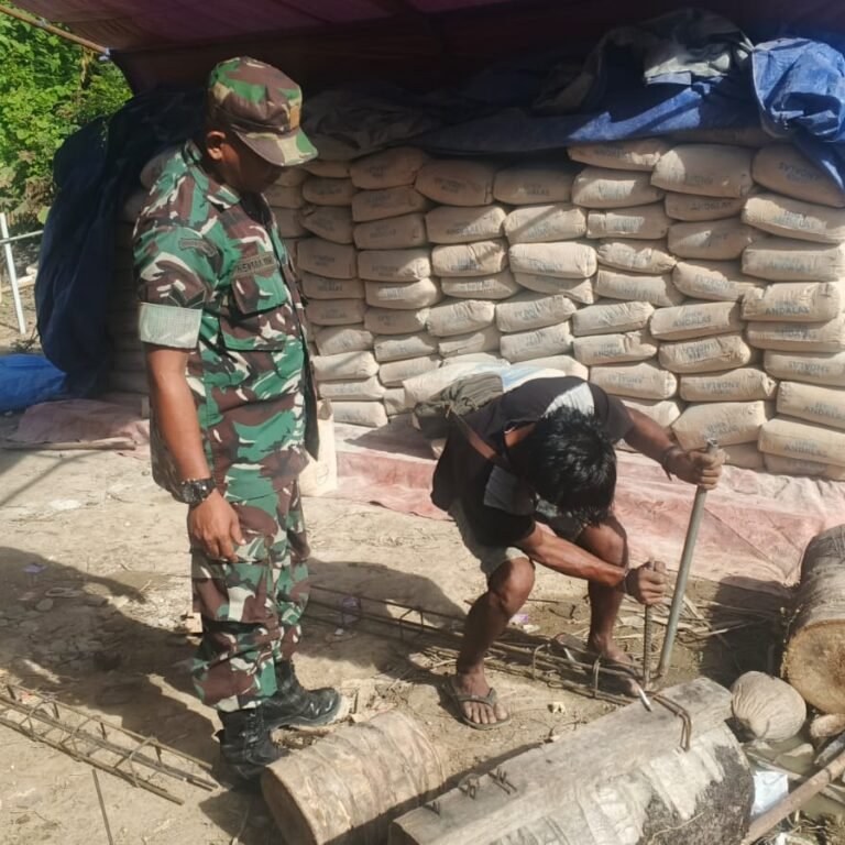 Babinsa Setia Bakti Bantu Warga Bangun Pondasi Rumah, Perkuat Gotong Royong di Aceh Jaya