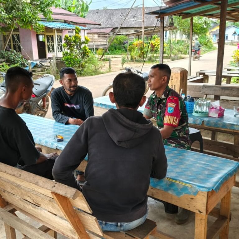Pererat Kemanunggalan TNI-Rakyat, Babinsa Jelai Hulu Koptu Rudi Aryanto Gelar Komsos Bersama Warga Riam Danau Kanan