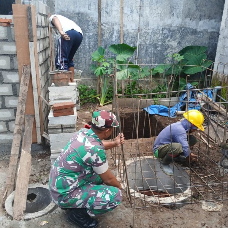 Dukung Sanitasi Sehat, Babinsa Koramil 0808/12 Wlingi Dampingi Pembuatan MCK Warga