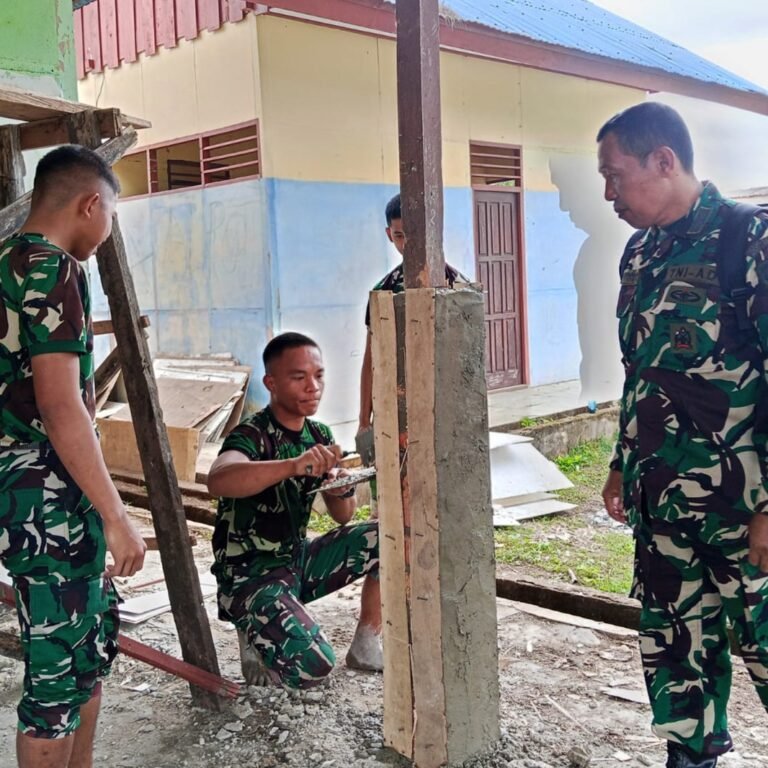 Kodim 1707/Merauke Percepat Rehabilitasi SMP Negeri Urumb Lewat Karya Bakti TNI AD