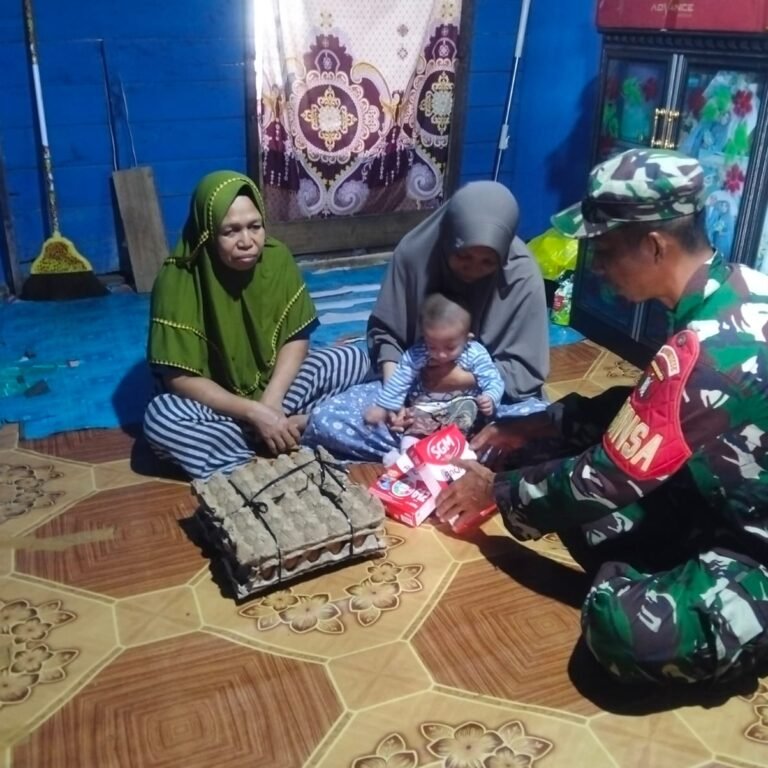 ‎Cegah Stunting, Babinsa Koramil 1005-09/Anjir Pasar Salurkan Susu dan Telur untuk Anak Asuh di Barito Kuala‎