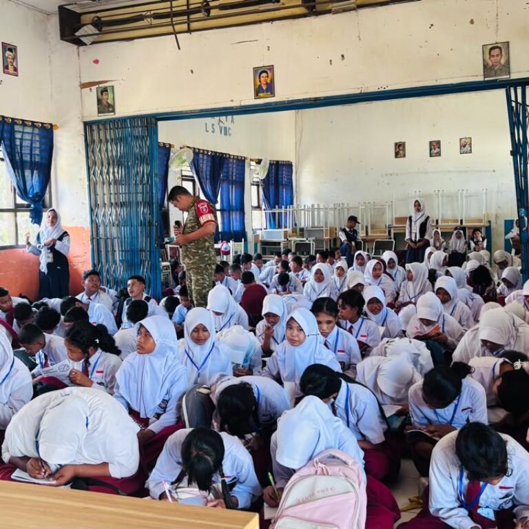 Babinsa Koramil Bengalon Hadir Bangun Jiwa Nasionalisme dan Kedisiplinan Pelajar