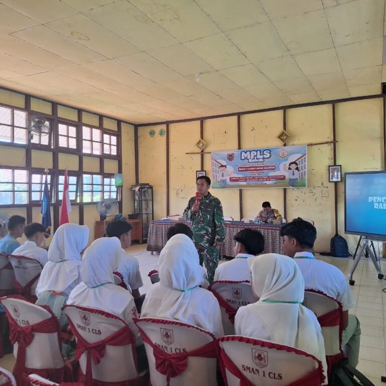 Siswa SMA Negeri 1 Candi Laras Selatan Diberi Pembekalan Bijak Bermedia Digital oleh Babinsa