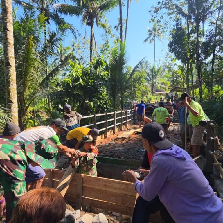 Babinsa Koramil 0808/05 Nglegok Dukung Percepatan Infrastruktur Melalui Pengecoran Jembatan