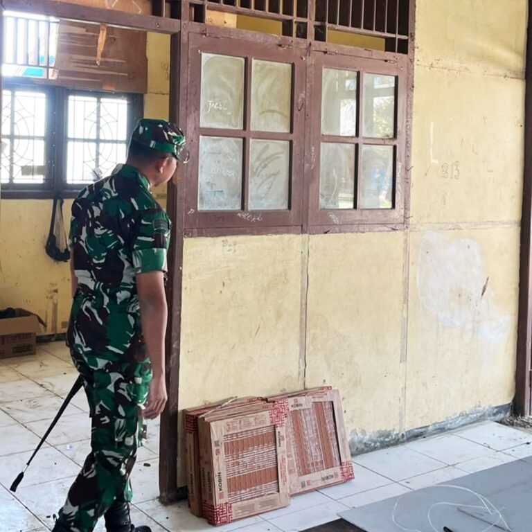 Karya Bakti TNI AD Percepat Rehabilitasi SMP Negeri Urumb di Merauke