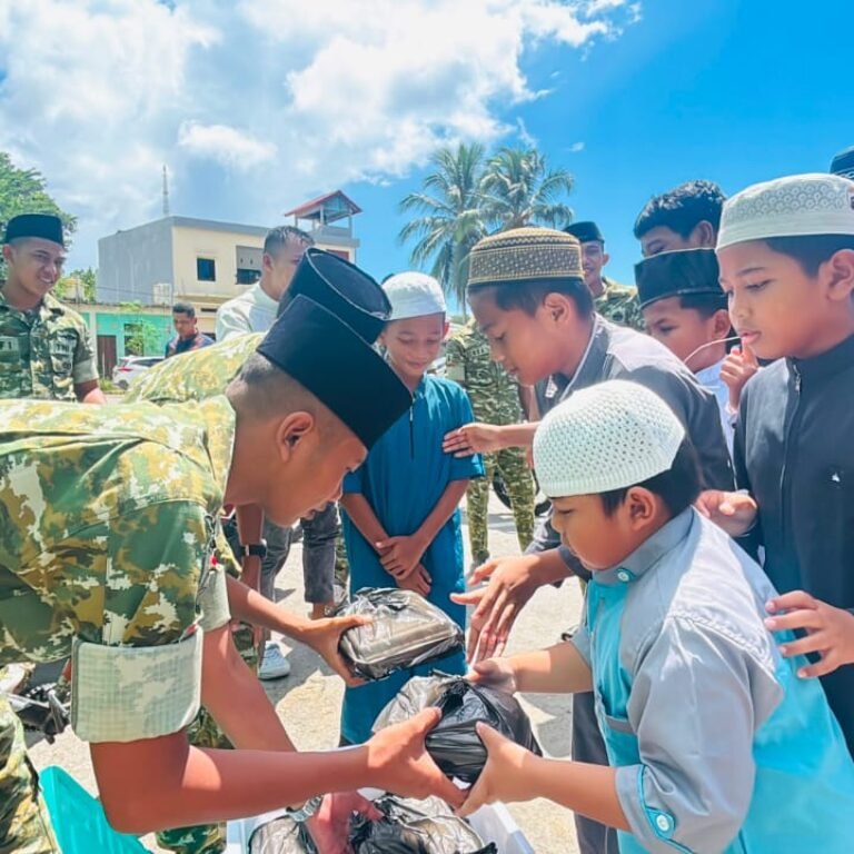 Prajurit Yonif TP 859/RBK Bersihkan Masjid dan Bagikan Nasi Kotak Lewat Program SEJUK