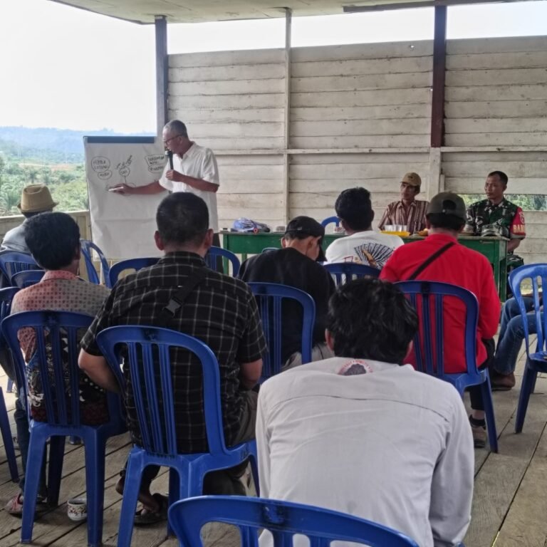 Babinsa Serda I Kadek Sudiatmika Ajak Warga Jaga Hutan dan Tingkatkan Produktivitas Pertanian