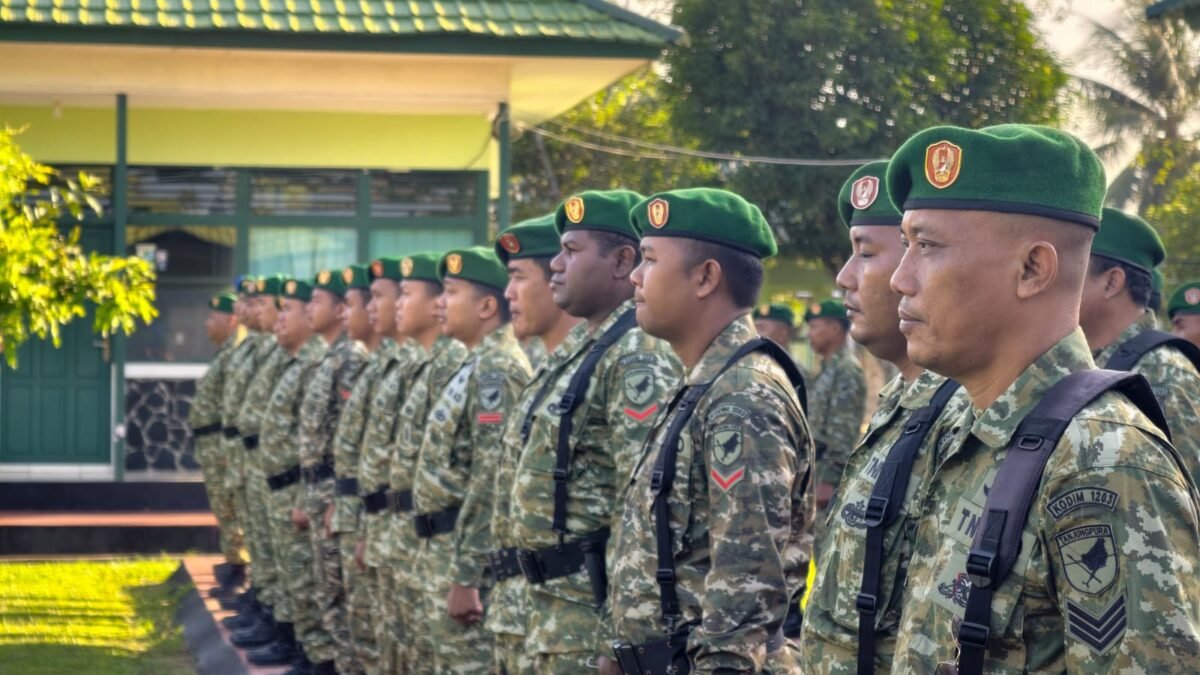 Kasdim 1203/Ketapang Pimpin Upacara 17-an Dan Bacakan Amanat Kasad