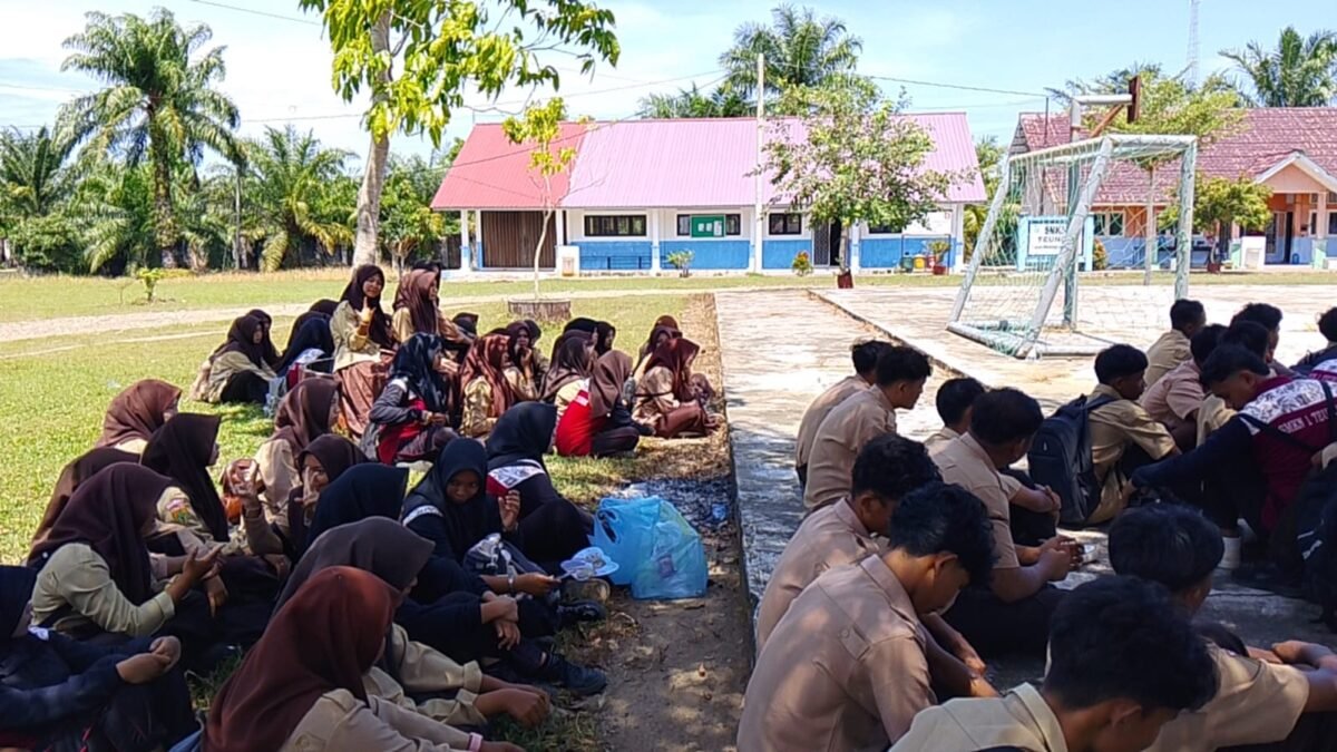 Babinsa Teunom Sosialisasikan Rekrutmen Caba dan Cata PK TNI AD kepada Siswa SMK Negeri 1 Teunom