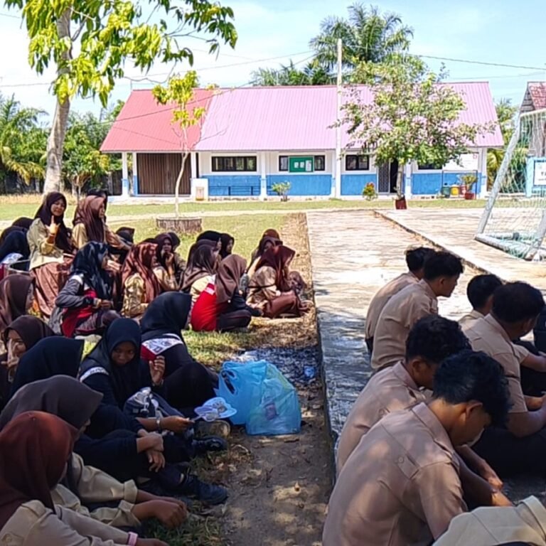 Babinsa Teunom Sosialisasikan Rekrutmen Caba dan Cata PK TNI AD kepada Siswa SMK Negeri 1 Teunom