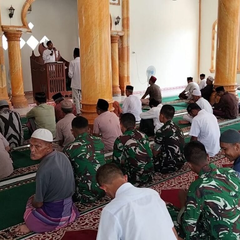 Tingkatkan Keimanan dan ketakwaan Personel Satgas TMMD Bersama Warga Tunaikan Ibadah sholat jumaat di Mesjid Desa Sarah Raya
