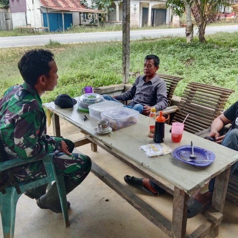 Babinsa Koramil 1203-04/Simpang Hulu Pererat Silaturahmi Melalui Komsos di Wilayah Binaan