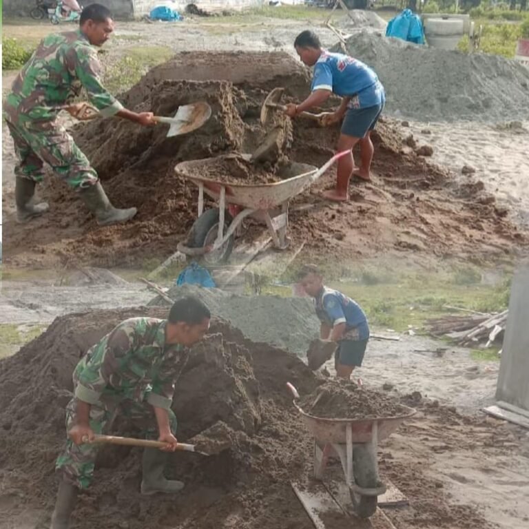 Pengabdian Tanpa Hari Libur, Babinsa Aceh Barat Ringankan Pembangunan Rumah Masyarakat
