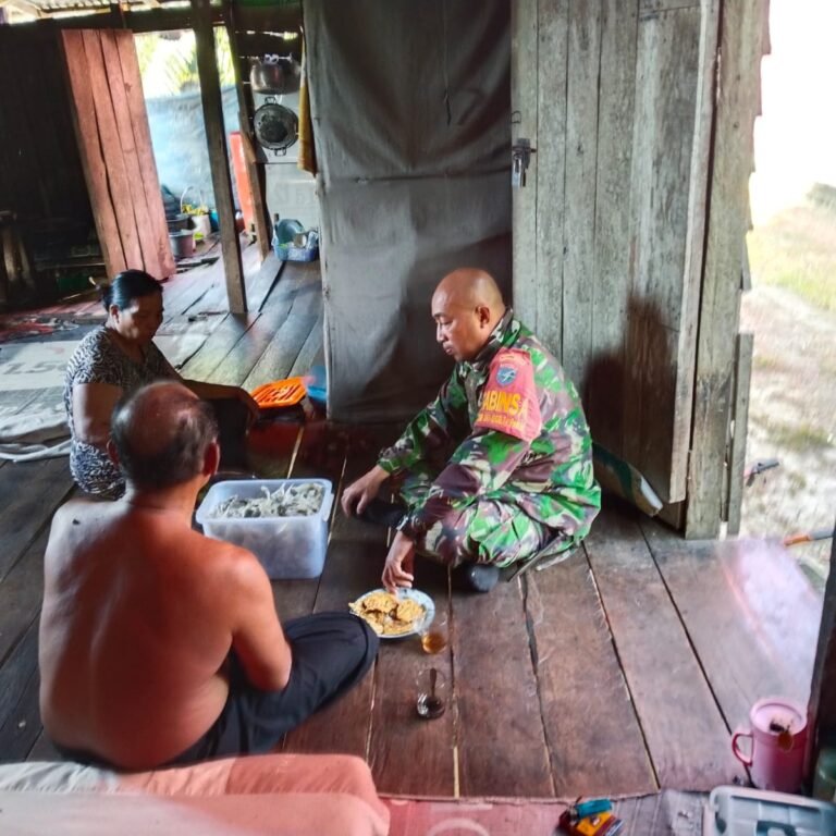 Babinsa Koramil 1203-12/Delta Pawan Pererat Silaturahmi Melalui Komsos dan Anjangsana di Desa Ulak Medang