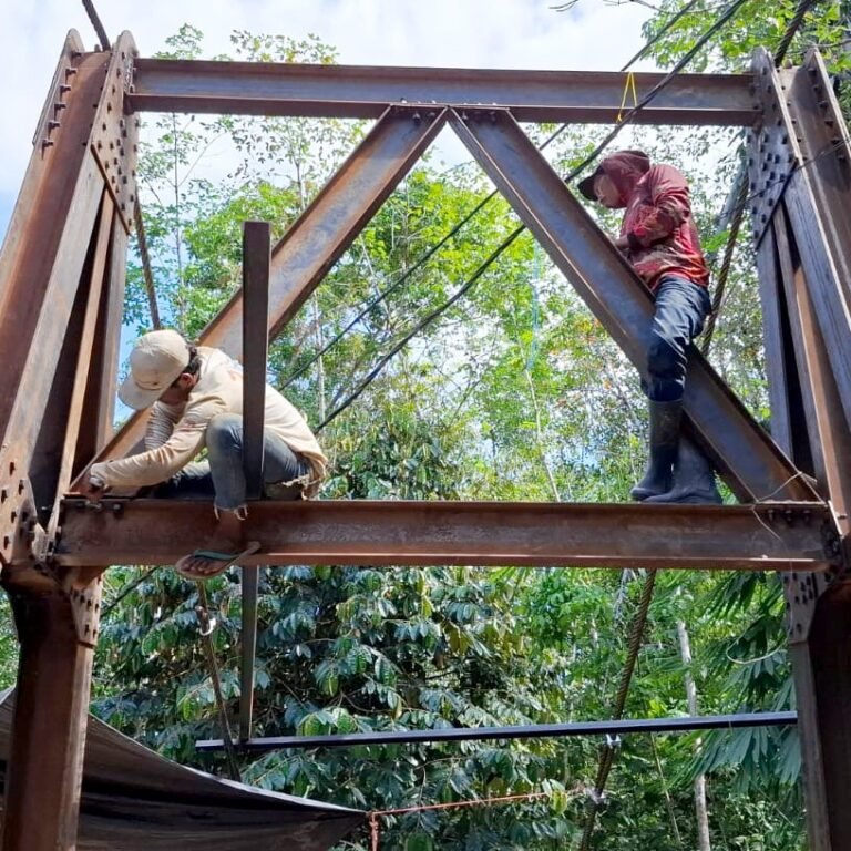 Jembatan Perintis Garuda di Loksado Masuki Tahap Krusial, TNI dan Warga Pasang Kabel Baja