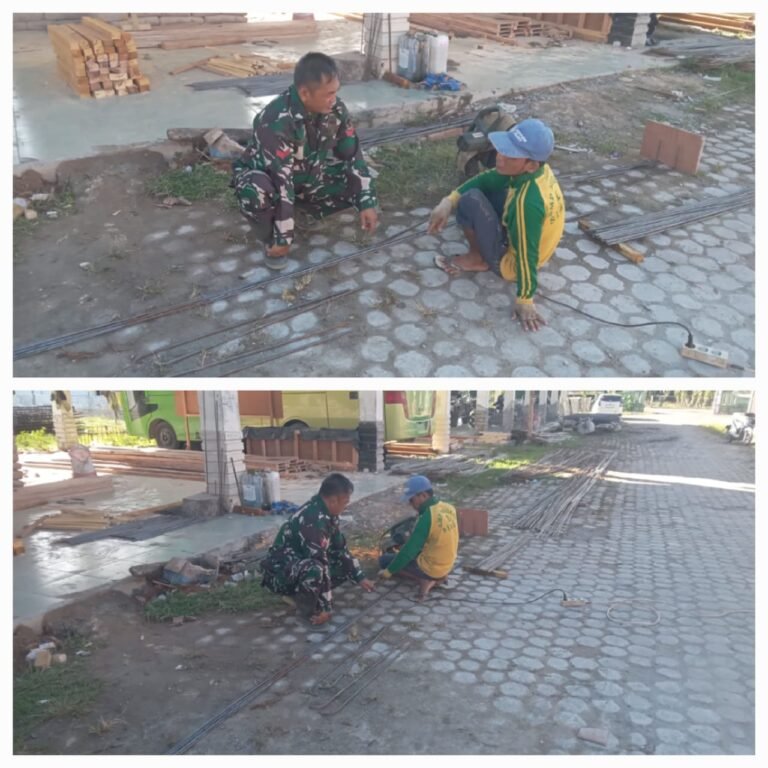Karya Bakti Babinsa di Bubon, Gotong Royong Potong Besi Tiang Rumah Ringankan Beban Warga