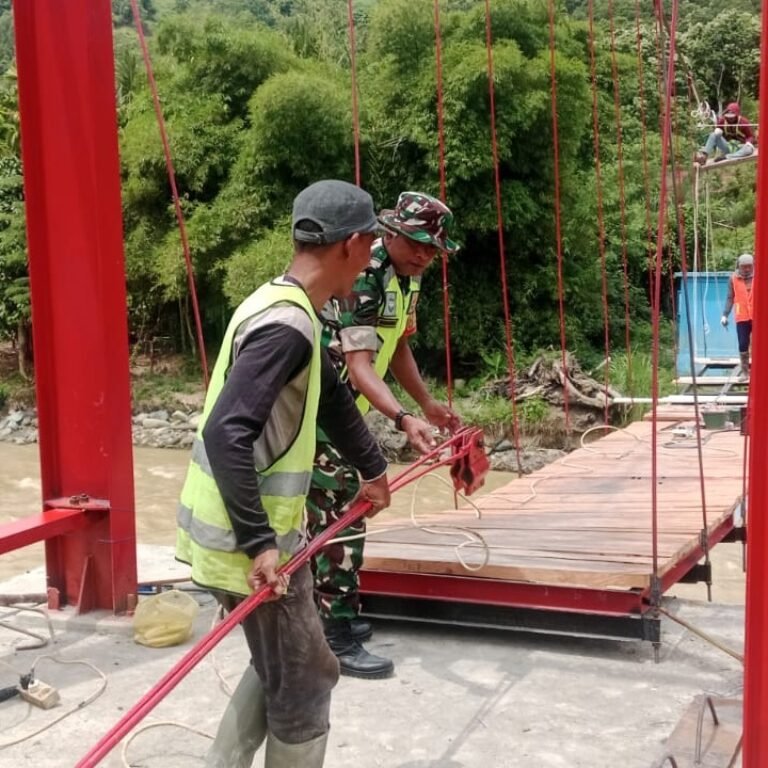 TNI Kerjakan Pemasangan Hanger dan Struktur Besi Jembatan Gantung Perintis Garuda