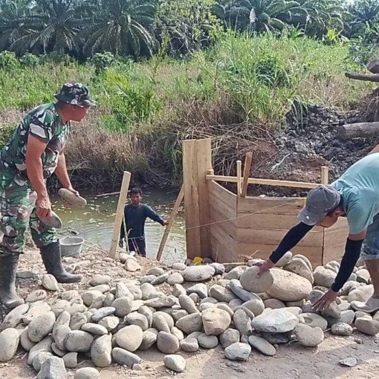 Dengan Semangat Tinggi, TNI dan Masyarakat Lanjutkan Pembangunan Jembatan Aramco di Desa Bintah
