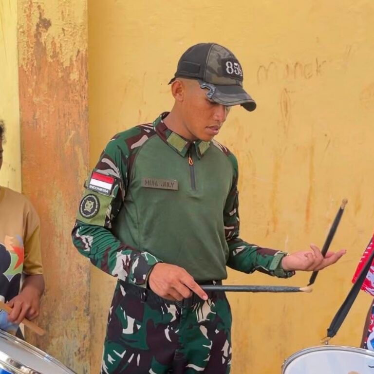 Yonif TP 859/RBK Bangun Karakter Pelajar Papua melalui Pelatihan Drumband Program PINTAR
