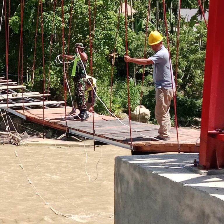 Personel TNI Bertaruh Semangat di Balik Pembangunan Jembatan Gantung Perintis Garuda