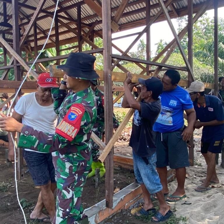 Babinsa Koramil 1203-12/Delta Pawan Gotong Royong Bersama Warga, Wujud Nyata Kemanunggalan TNI dengan Rakyat