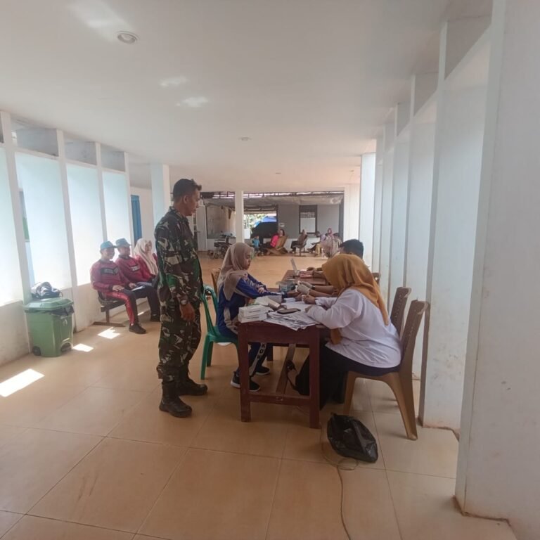 Babinsa Koramil 1203-03/Kendawangan dampingi calon Paskibra jalani pemeriksaan kesehatan