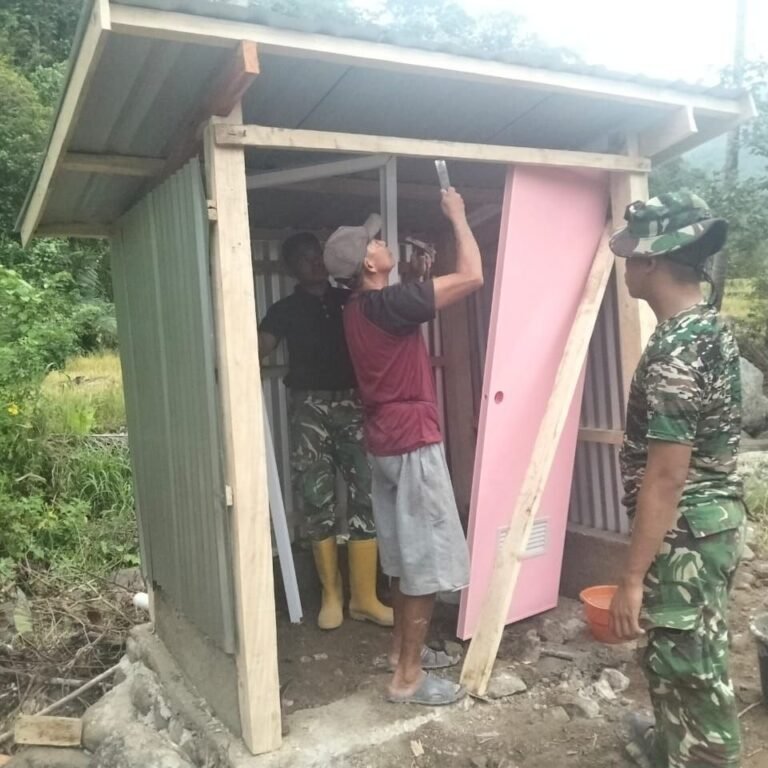 Lengkapi Privasi MCK, Pemasangan Pintu di Desa Patukku Selesai