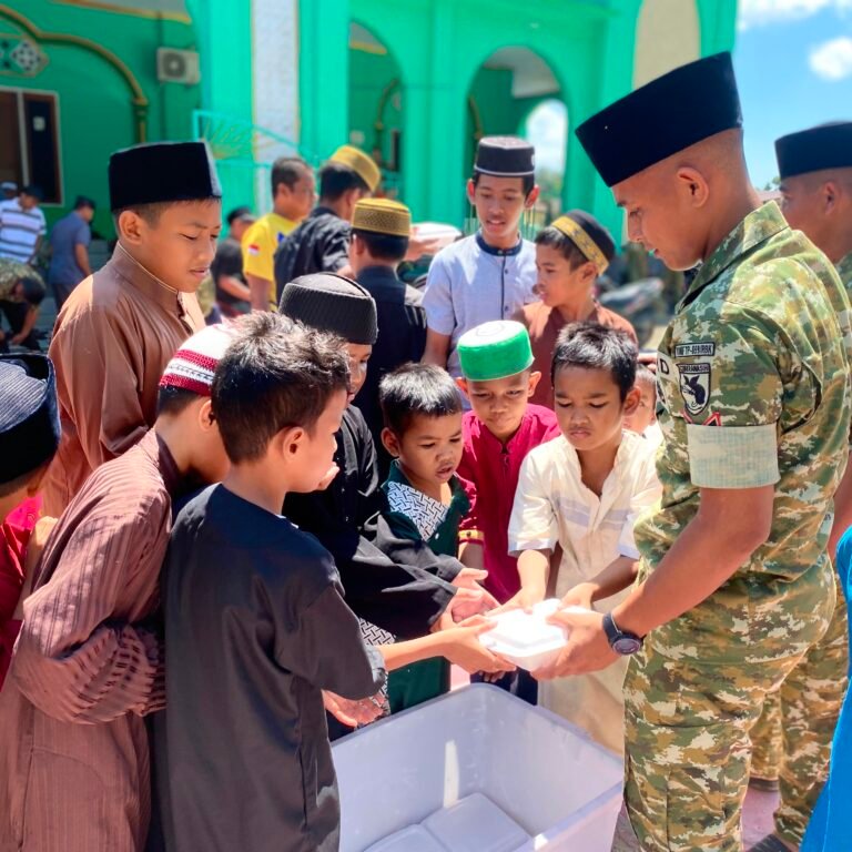 Program SEJUK Yonif TP 859/RBK Hadirkan Aksi Sosial dan Kebersamaan di Masjid An-Nur