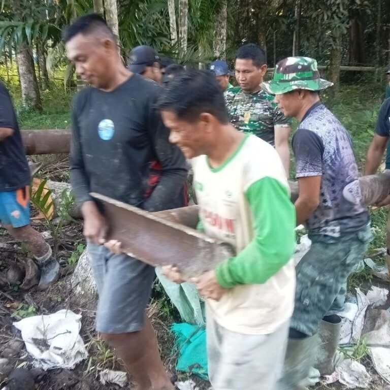 Semangat Kebersamaan Warga dan TNI Saat Pengangkatan Besi Tiang Jembatan di Bone