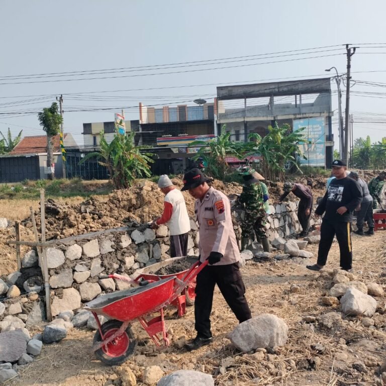 Suara Gerobak dan Canda Pekerja Mewarnai Pembangunan Talud Parangjoro