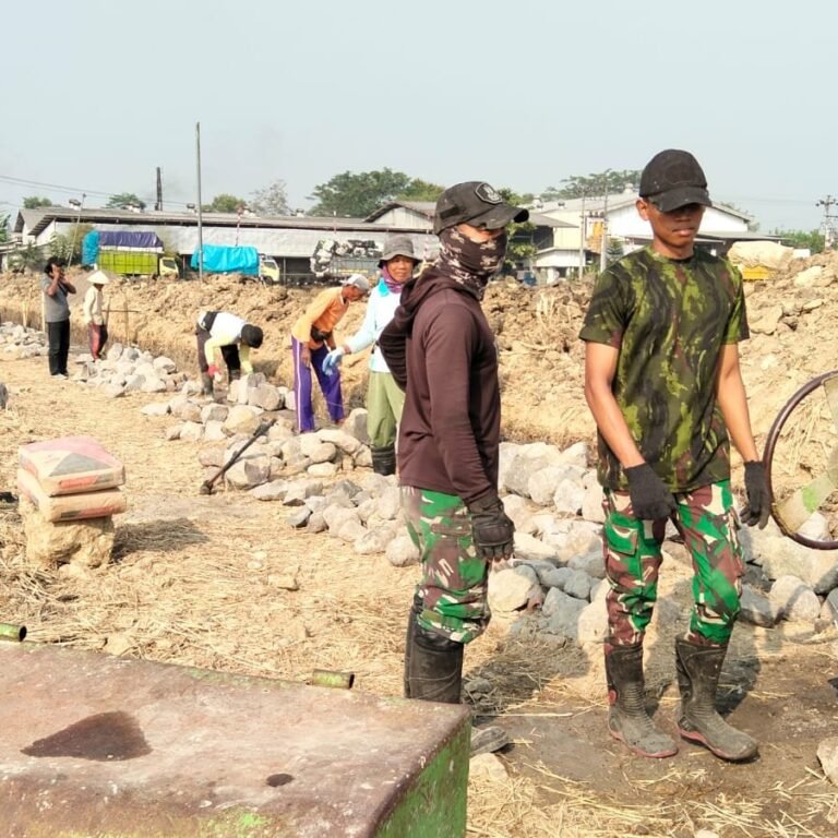 Suara Mesin Adukan Semen Jadi Irama Pembangunan