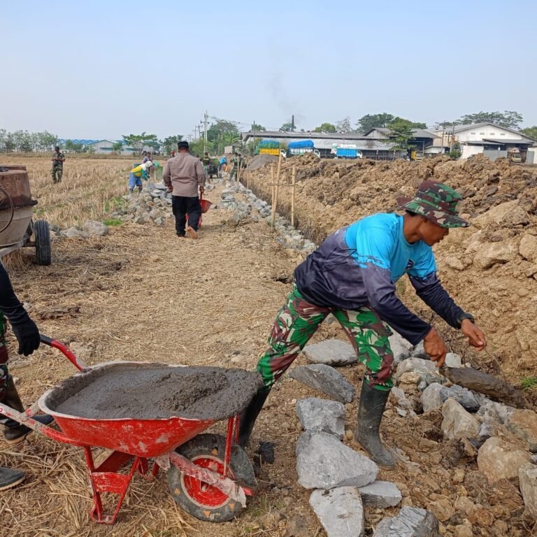 Kekompakan Satgas TMMD Kodim 0726/Sukoharjo Bangun Desa Parangjoro
