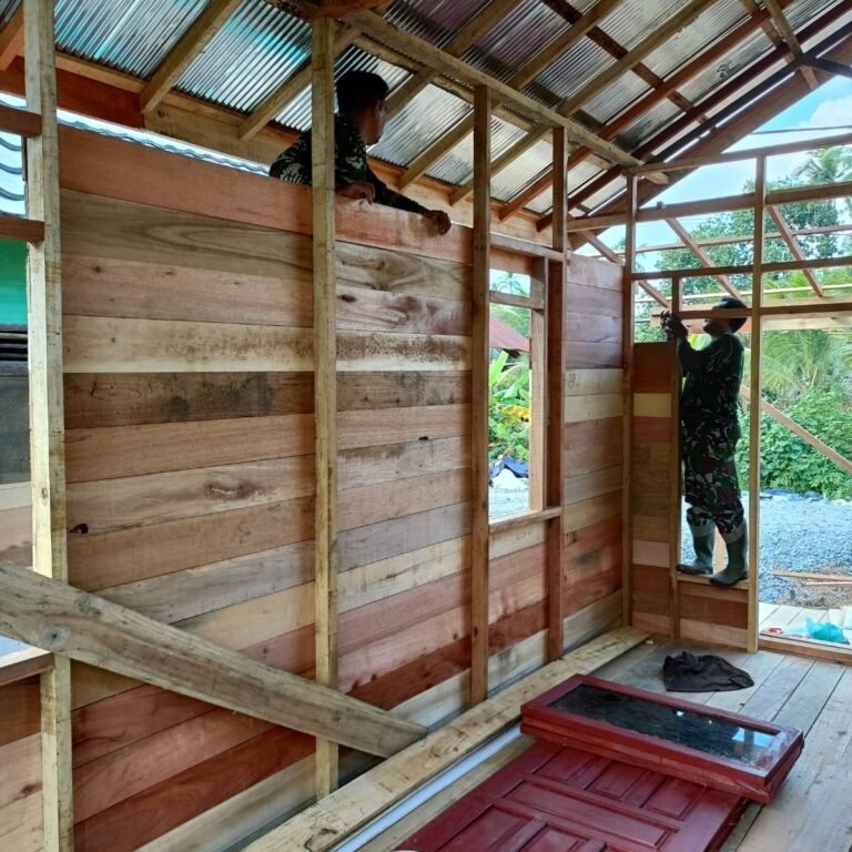 Pembangunan Rumah Nini Noorhayati Terus Maju, Tim Wasev Disambut Aktivitas Tukang