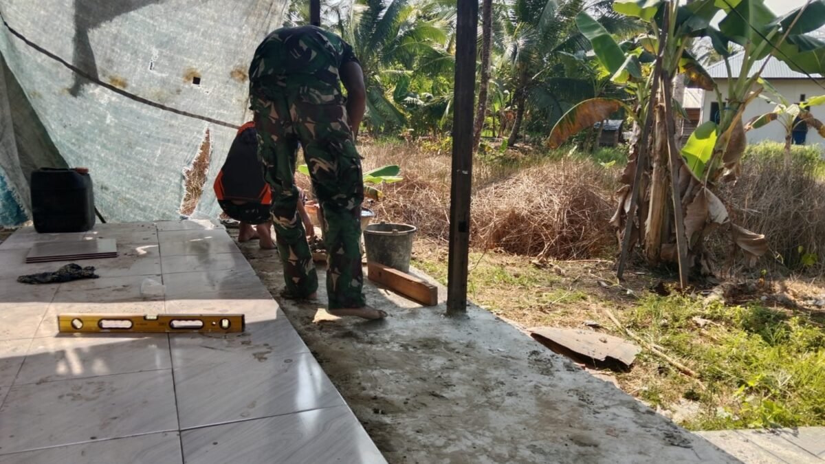 Ritme Kerja Tak Terganggu, Peltu Ismail Lanjutkan Pasang Keramik Saat Tim Wasev Datang