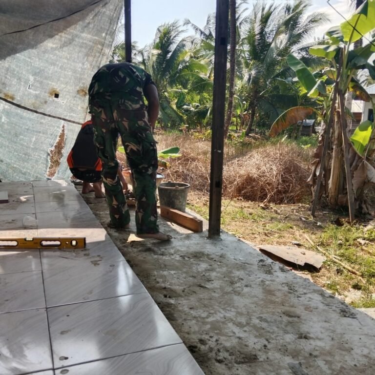Ritme Kerja Tak Terganggu, Peltu Ismail Lanjutkan Pasang Keramik Saat Tim Wasev Datang