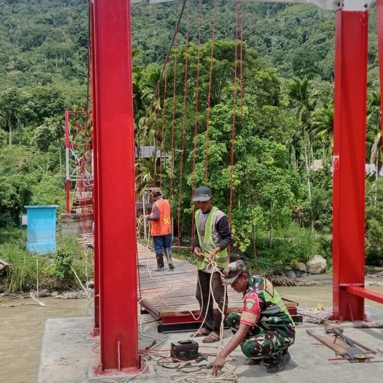 Pemasangan Kabel Sling dan Lantai Jembatan Gantung Dilakukan Secara Teliti oleh TNI