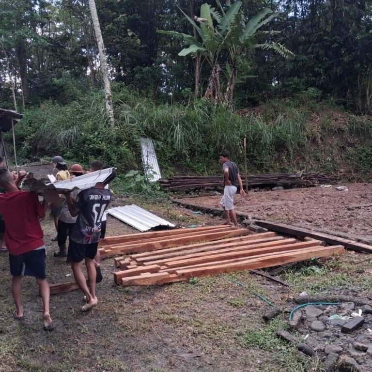 Bersama Warga Desa Langi, Satgas TMMD Bangun Rumah Milik Ihwan Baso