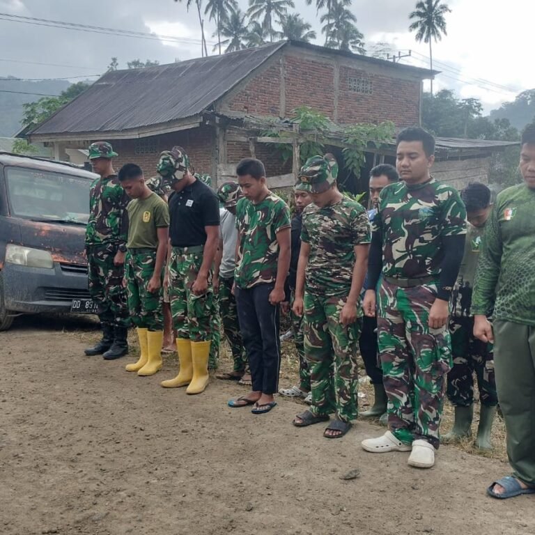Rehabilitasi RTLH: Atap Dapur di Desa Patukku Diperbaiki oleh Satgas TMMD
