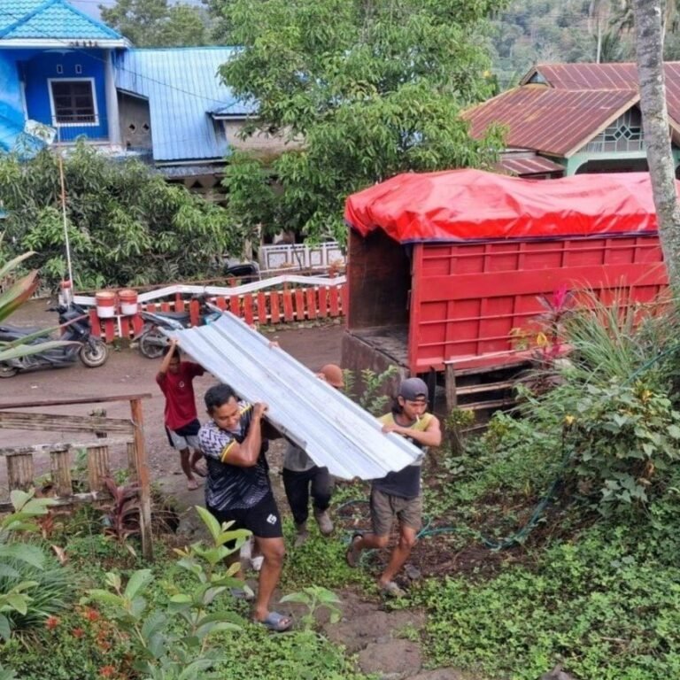 Pengangkutan Atap dan Balok oleh Satgas TMMD Percepat Renovasi Rumah Ihwan Baso