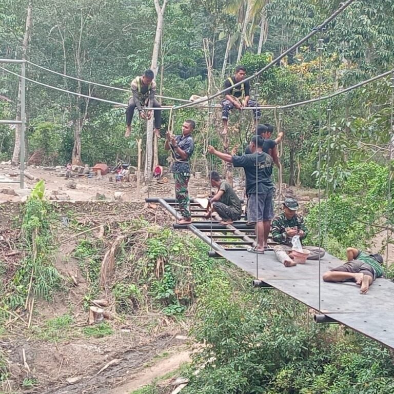Jembatan Gantung di Desa Pattuku Masuki Tahap Pemasangan Alas Besi