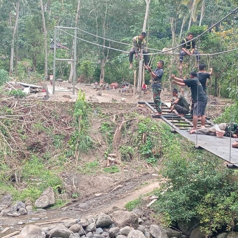 Gotong Royong Warga dan Satgas TMMD Percepat Pemasangan Alas Jembatan di Pattuku