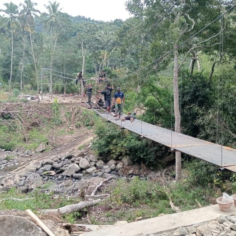 Pemasangan Besi Plat Perkuat Badan Jembatan Antara Pattuku dan Lemo